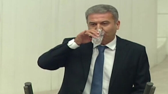 Ramazan ayında kürsüde su içen CHP'li vekil tartışma yarattı