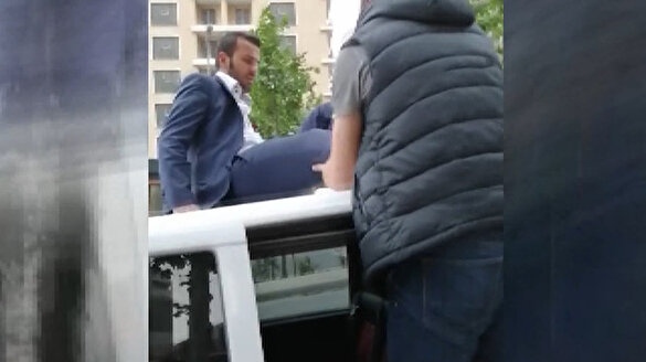 UBER sürücüsü aracının tavanında gözaltına alındı