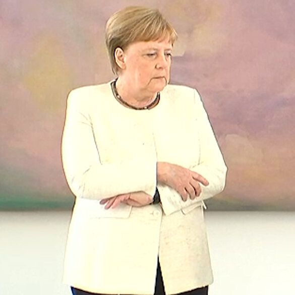 Almanya Başbakanı Angela Merkel yine titrerken görüntülendi