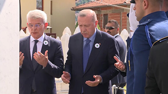 Cumhurbaşkanı Erdoğan Aliya İzzetbegoviç'in kabrini ziyaret etti