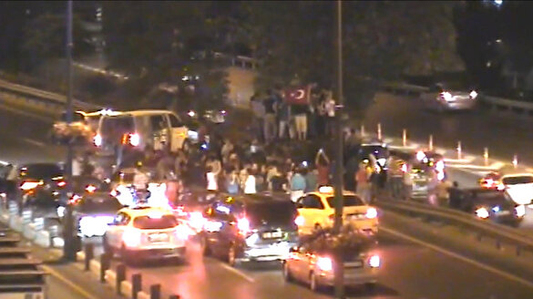 15 Temmuz gecesinden yeni görüntüler: Vatandaş zırhlı aracı kontrol altına alıyor