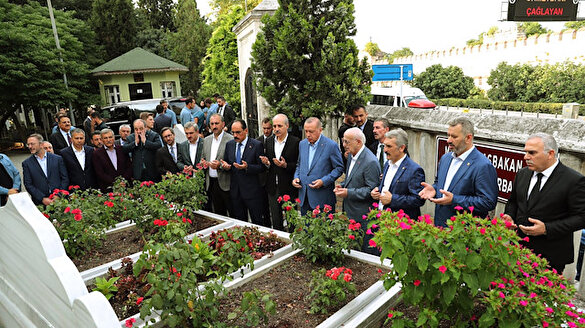 Cumhurbaşkanı Erdoğan, Erbakan'ın kabrini ziyaret etti