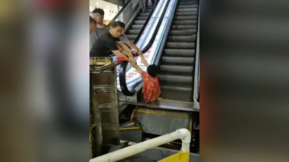 Arızalı yürüyen merdiveni kullanan yaşlı kadının bacağı koptu