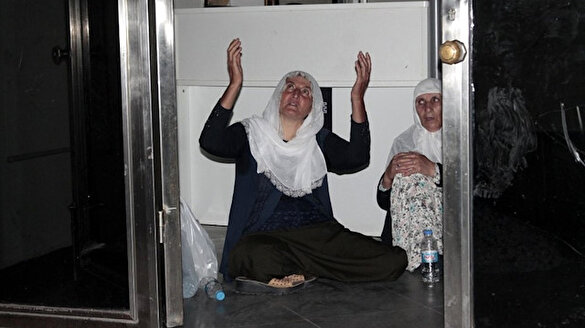 HDP'nin Diyarbakır İl Binası önünde anne feryadı