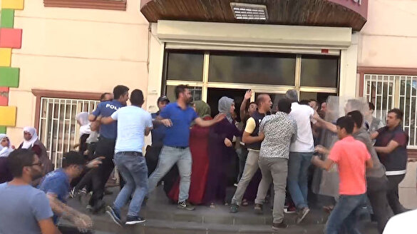 HDP'liler oturma eylemi yapan aileye saldırdı