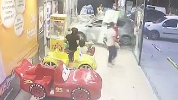 3 yaşındaki çocuk arabayla markete daldı
