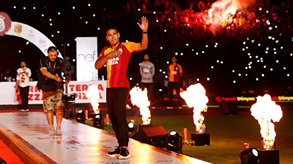 Radamel Falcao imza töreninde şov yaptı