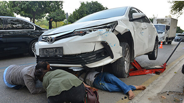 Otomobilin altında kalan yaralı kriko yardımıyla kurtarıldı