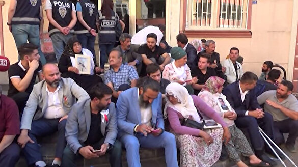 'Diriliş Ertuğrul' oyuncusundan evlat nöbeti tutan ailelere destek ziyareti