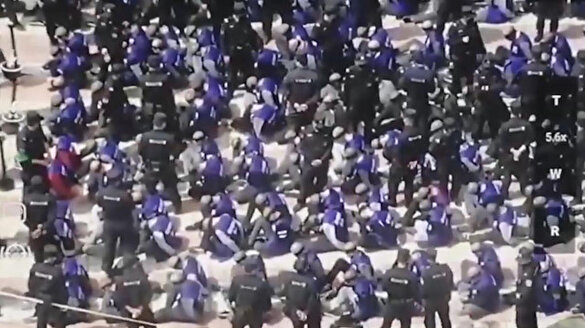 Toplama kampına böyle götürülüyorlar!