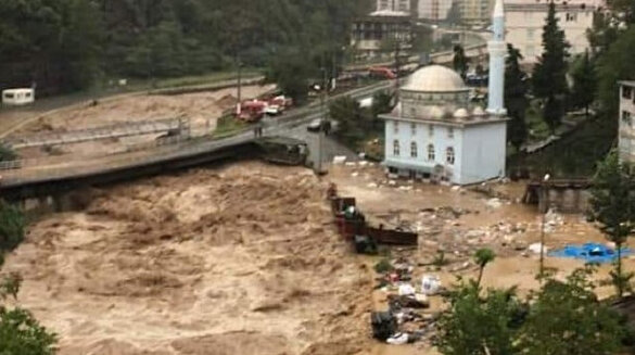 Artvin'de sel: dereler taştı, yollar kapandı