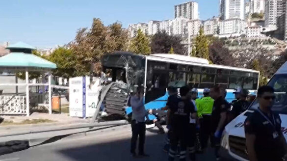 Mamak'ta halk otobüsü durağa girdi