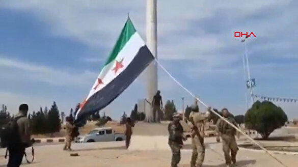 Suriye Milli Ordusu'nun bayrağı Tel Abyad'da göndere çekildi