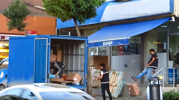 Kargo paketlerini tekmeleyerek yüklediler