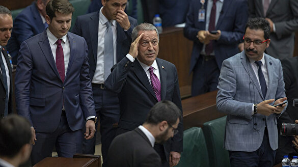 Hulusi Akar sevgi gösterilerine asker selamıyla karşılık verdi