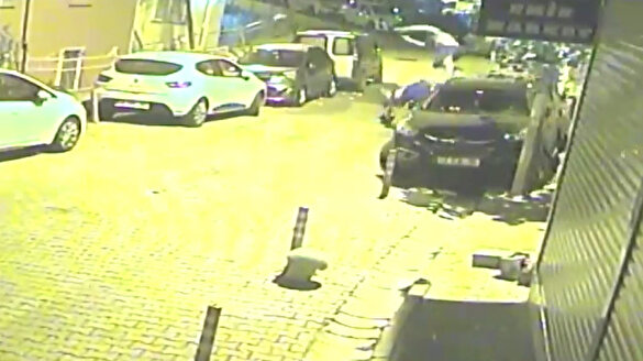 istanbul kagithane de motosiklet araca carparak takla atti kazayi goren mahalleli sokaga dokuldu yeni safak