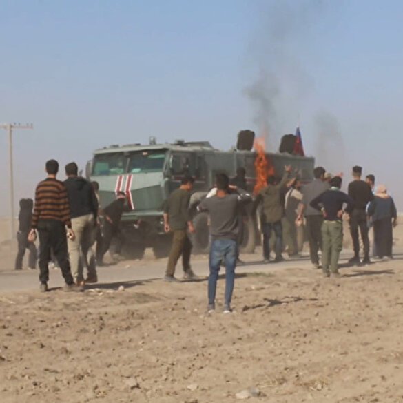 YPG/PKK yandaşları Rus askeri aracına molotofkokteyli ile saldırdı
