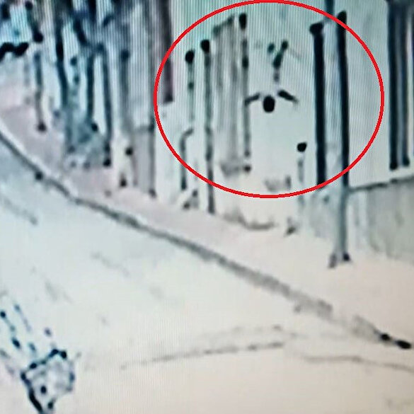 Pencereden düşen bebek ağır yaralanırken, diğeri son anda kurtarıldı