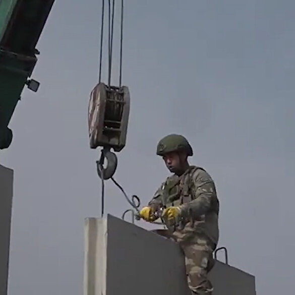 Mehmetçikten bombalı araç saldırılarına karşı beton bloklu önlem