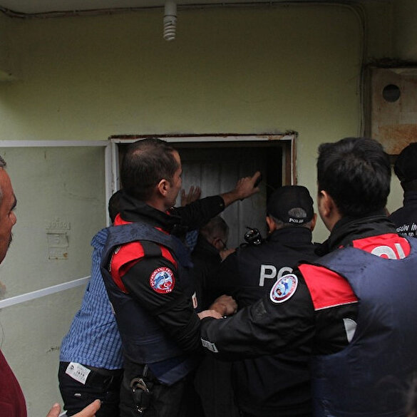 Kahvaltıyı beğenmedi annesini rehin aldı