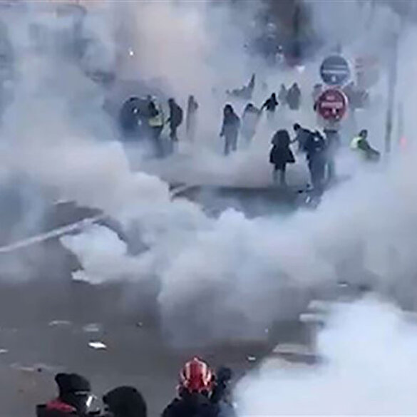Fransa'daki şiddetlenen gösterilerde polis sis bombası kullandı