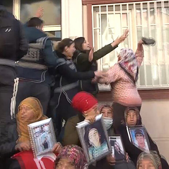 Evlat nöbetindeki aileler HDP'li vekilleri görünce sinir krizi geçirdi