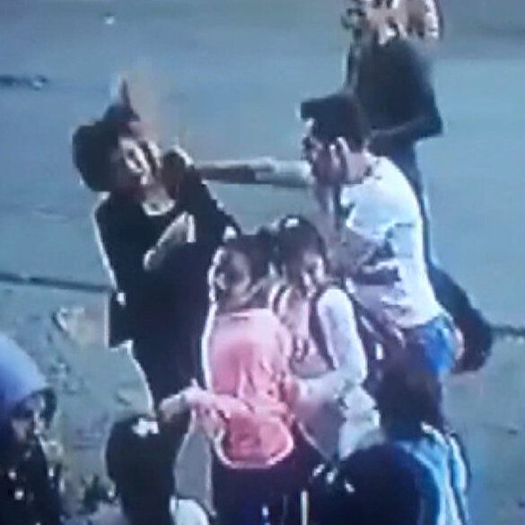 Sokak ortasında kadını döven kişiye dayak