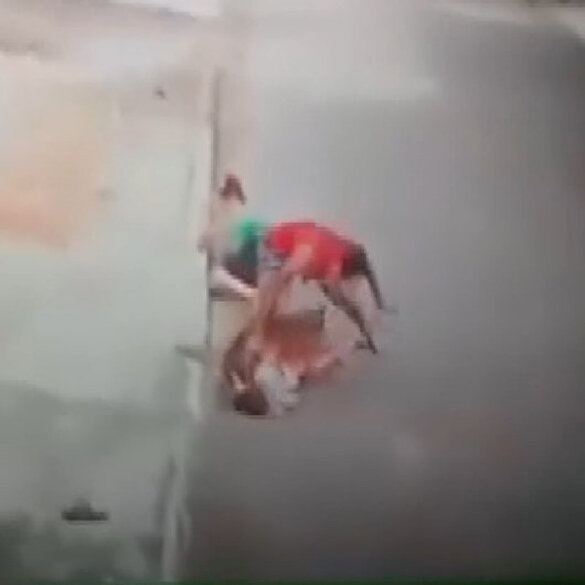 Küçük çocuğu pitbull saldırısından böyle kurtardı