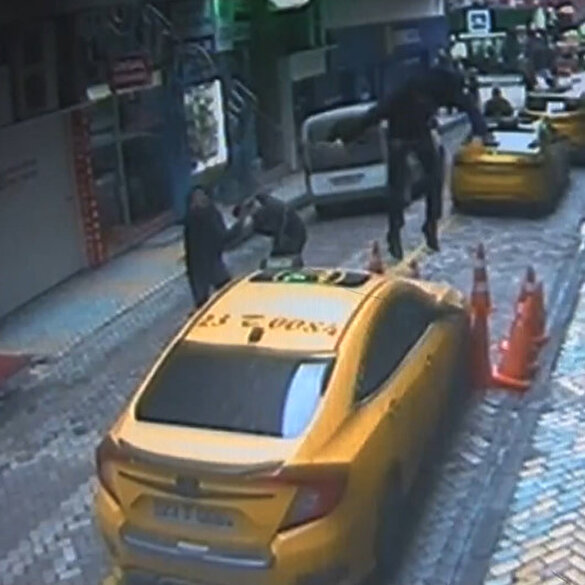 İkinci kattan taksinin üzerine düştü