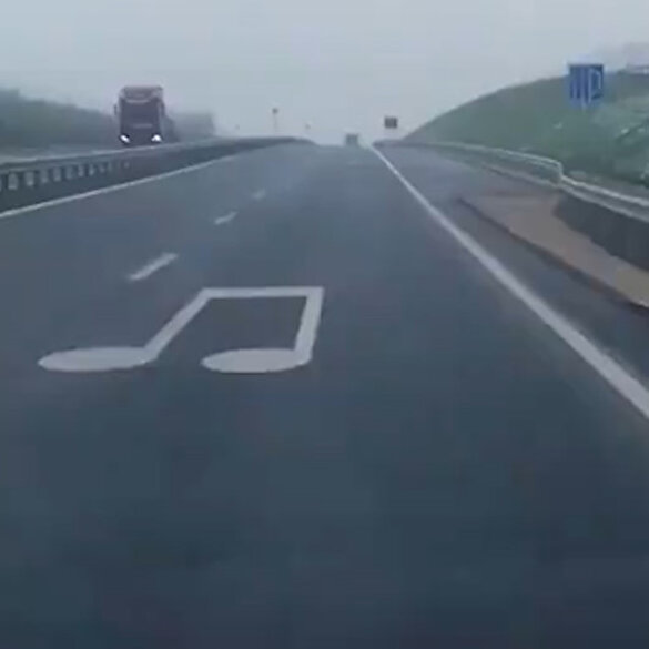 Müzik çalan akıllı yol
