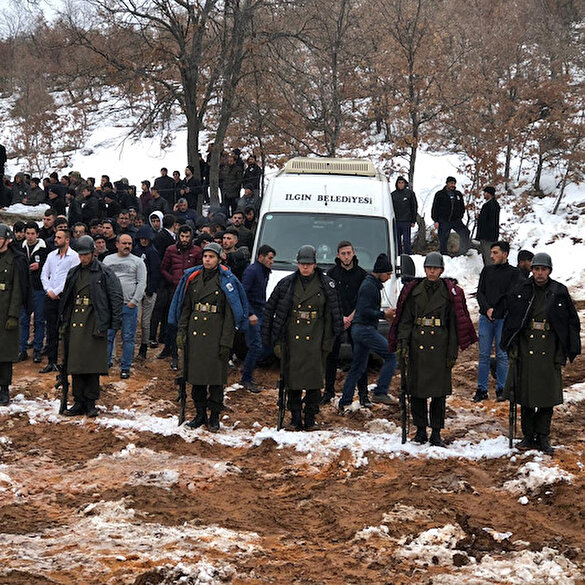 Üşümesinler diye montlarını askerlere giydirdiler