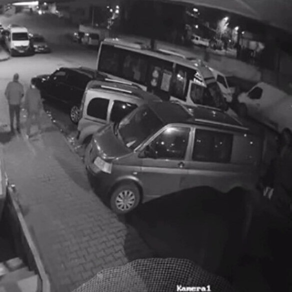 Direksiyon başında uyuyan şoför park halindeki araçlara çarptı