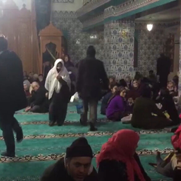 Depremden etkilenen bazı aileler camilerde kalıyor