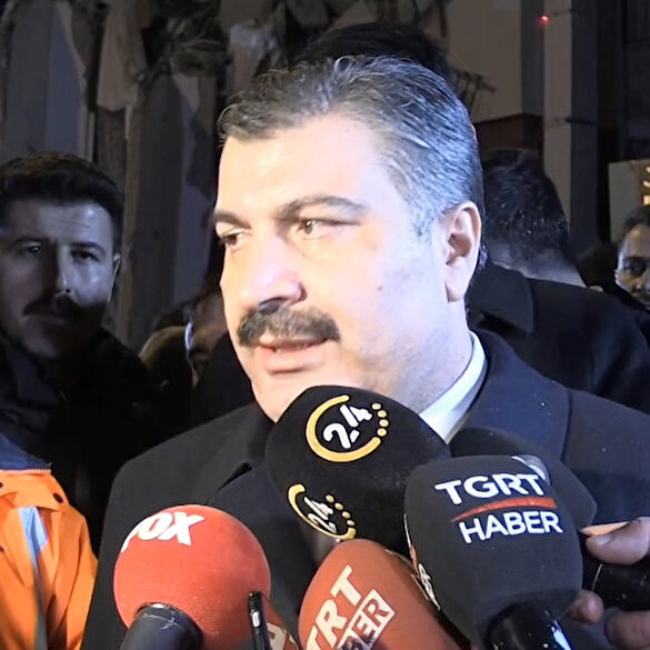 Fedakar baba eşi ve çocuğunu kurtardı