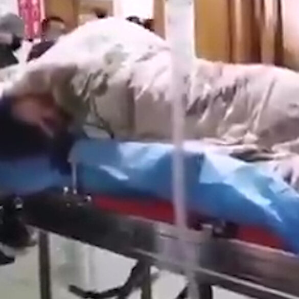 Koronavirüs'lü hastanın kriz geçirdiği anlar kamerada