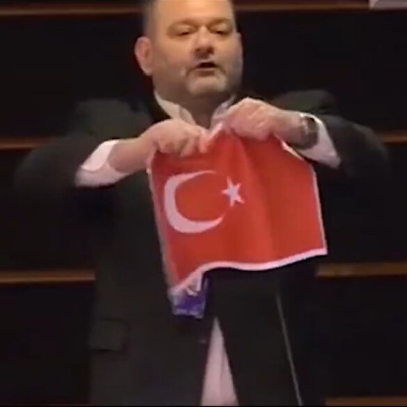 Hadsiz Yunan vekili Avrupa Parlamentosu'nda Türk bayrağı yırttı