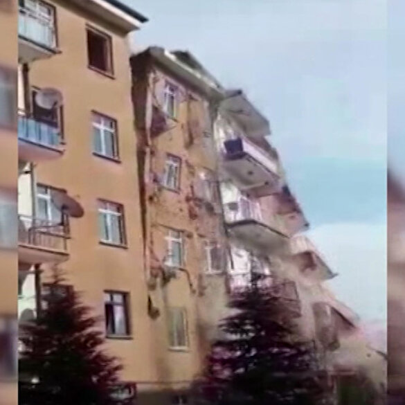 Elazığ'da meydana gelen 4,2'lik depremde hasarlı olduğu için boşaltılan bina çöktü