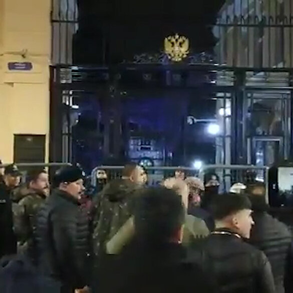 Öfke büyük: Konsolosluk önünde 'katil Putin, katil Rusya' sesleri