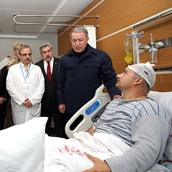 Bakan Akar ve komutanlar yaralı askerleri ziyaret etti
