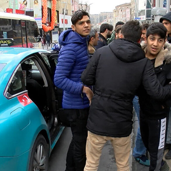 Sınıra akın var: Tuttukları minibüs ve taksilerle Edirne'ye gidiyorlar