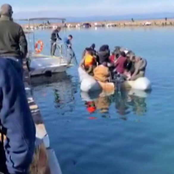 Midilli Adası'nda Yunan halkı mültecilerin kıyıya çıkmasını engelledi