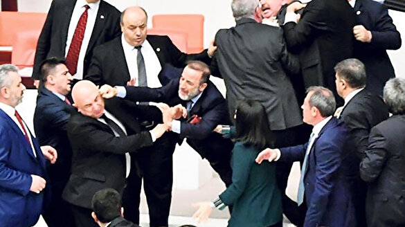 CHP'li Engin Özkoç'un, AK Parti'li Vahit Kiler'den yumruk yediği anlar kamerada