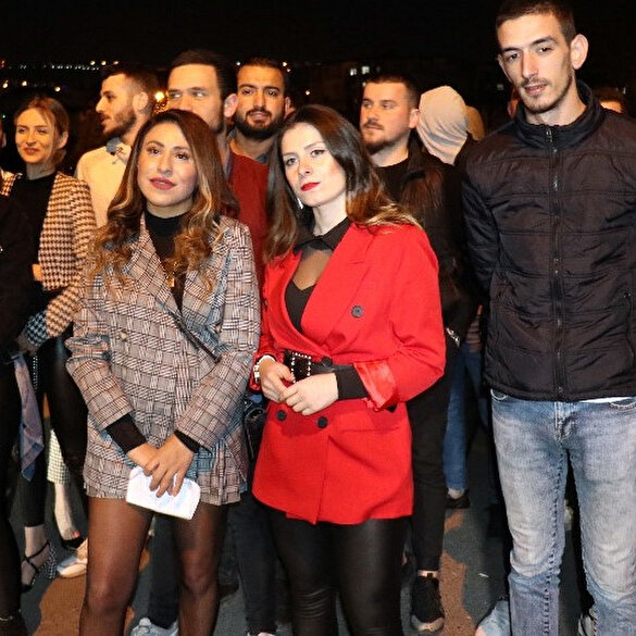 Sakarya'da bir grup genç CHP'li Özkoç'un ahlaksız sözlerine tepki gösterdi