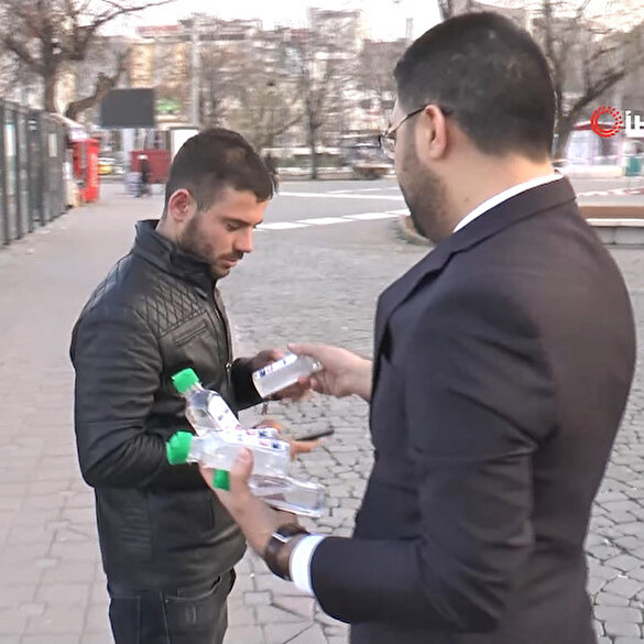 Fırsatçılara inat bedava dezenfektan dağıttılar