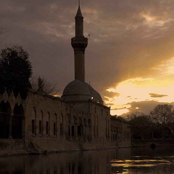 Minarelerden feraciye duası yükseliyor