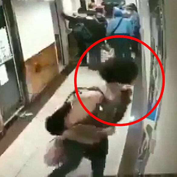 İspanya'da şoke eden görüntü: Çinli kadın metro istasyonunda panolara tükürdü