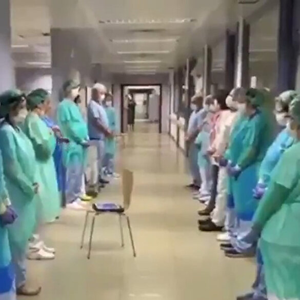 İspanya'da sağlık çalışanlarından toplu dua