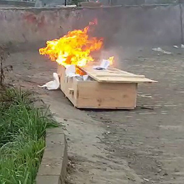 Cenaze defnedildikten sonra tabutu yaktılar