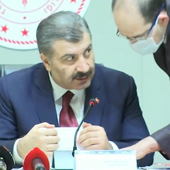 Sağlık Bakanı Fahrettin Koca yanına gelen görevliyi uyardı: Bana yaklaşma!
