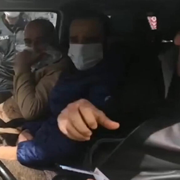 Çevirmeye denk gelince ceza yememek için yüzünü poşetle kapattı